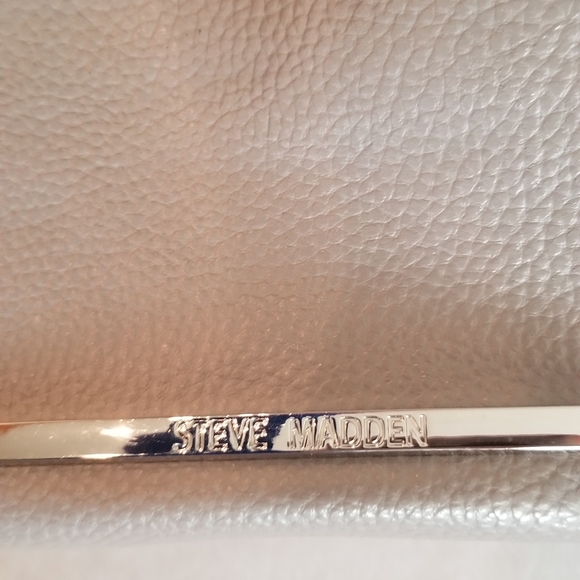 Steve Madden purse taupe/ gray color very neutral - Picture 5 of 6